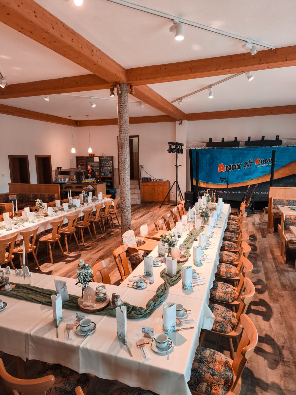 Saal mit Bühne für Feiern