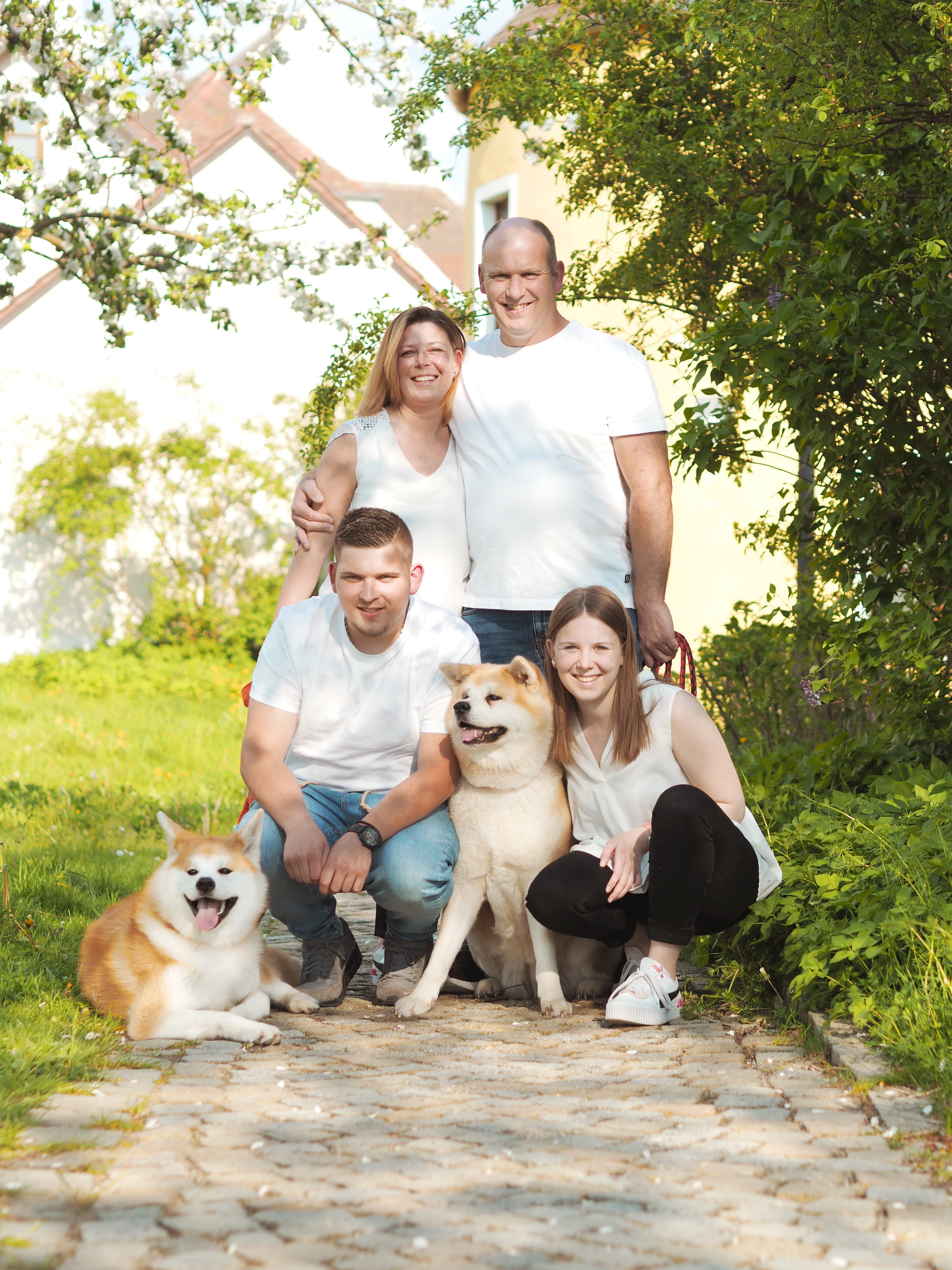 Familie Suckert vor dem Haus