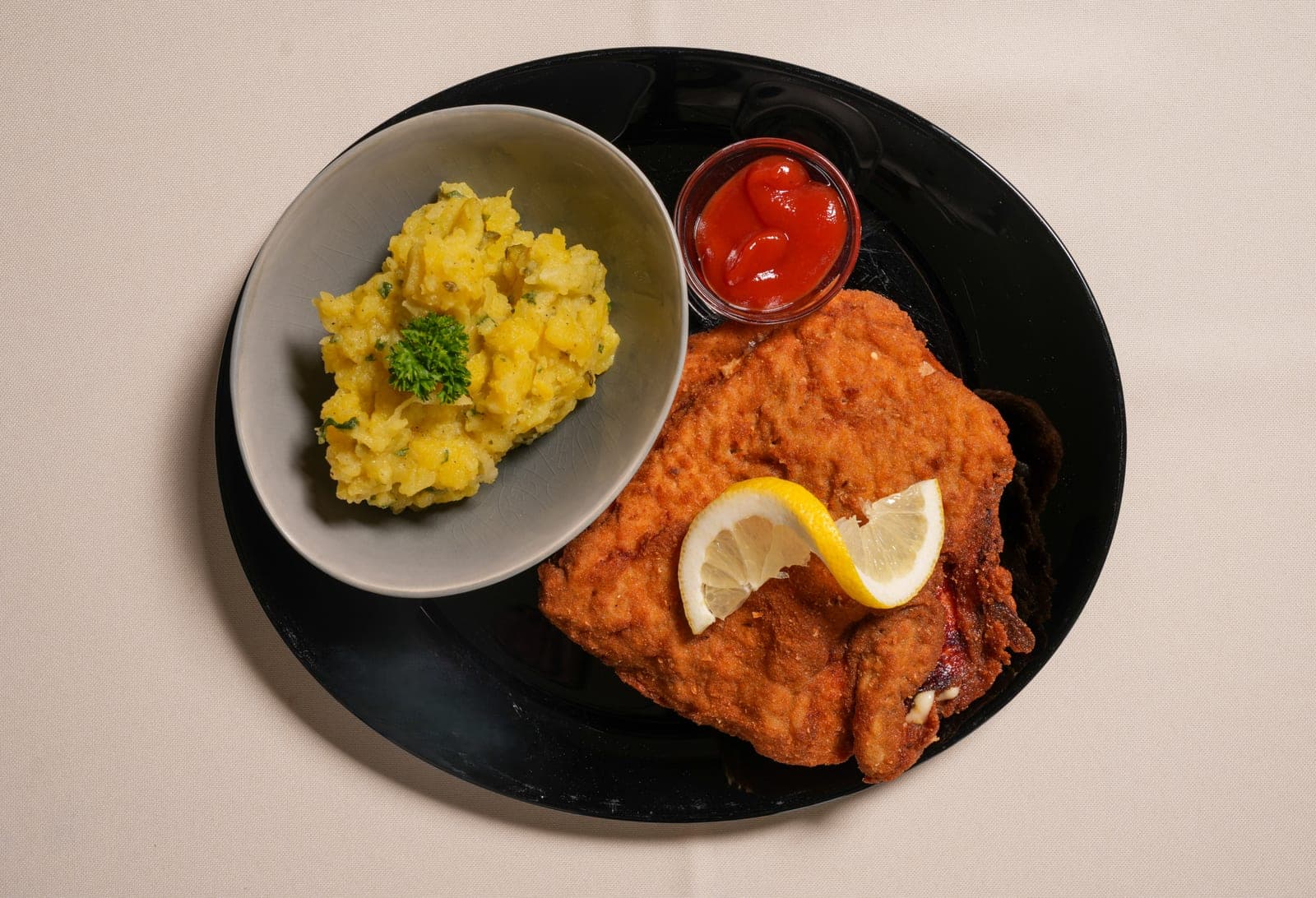 Paniertes Schnitzel mit Pommes aus der Küche des Gasthof Besenhardt