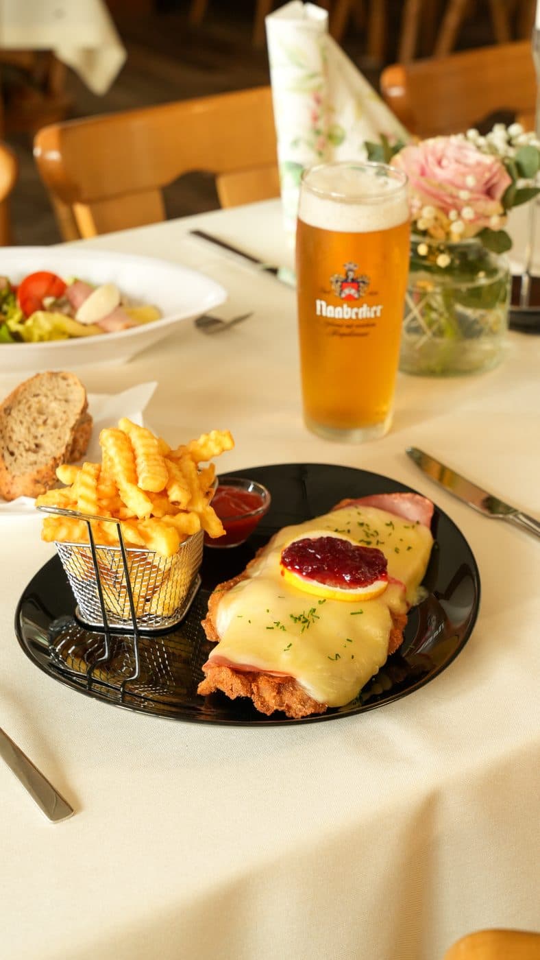 Schnitzel mit Pommes im Gasthof Besenhardt