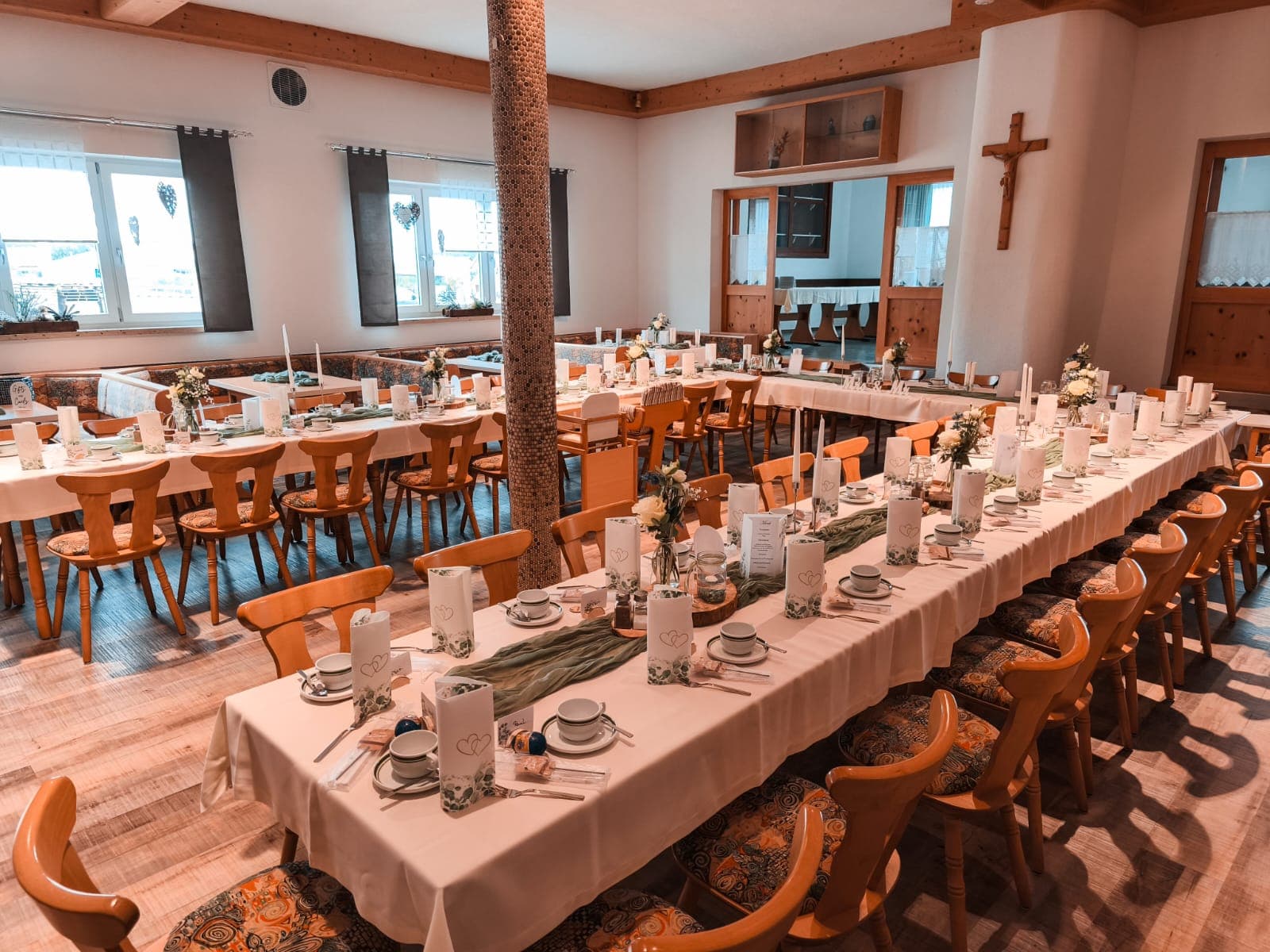 Wirtsstube im Gasthof Besenhardt mit Holzbalken und gedeckter Tafel